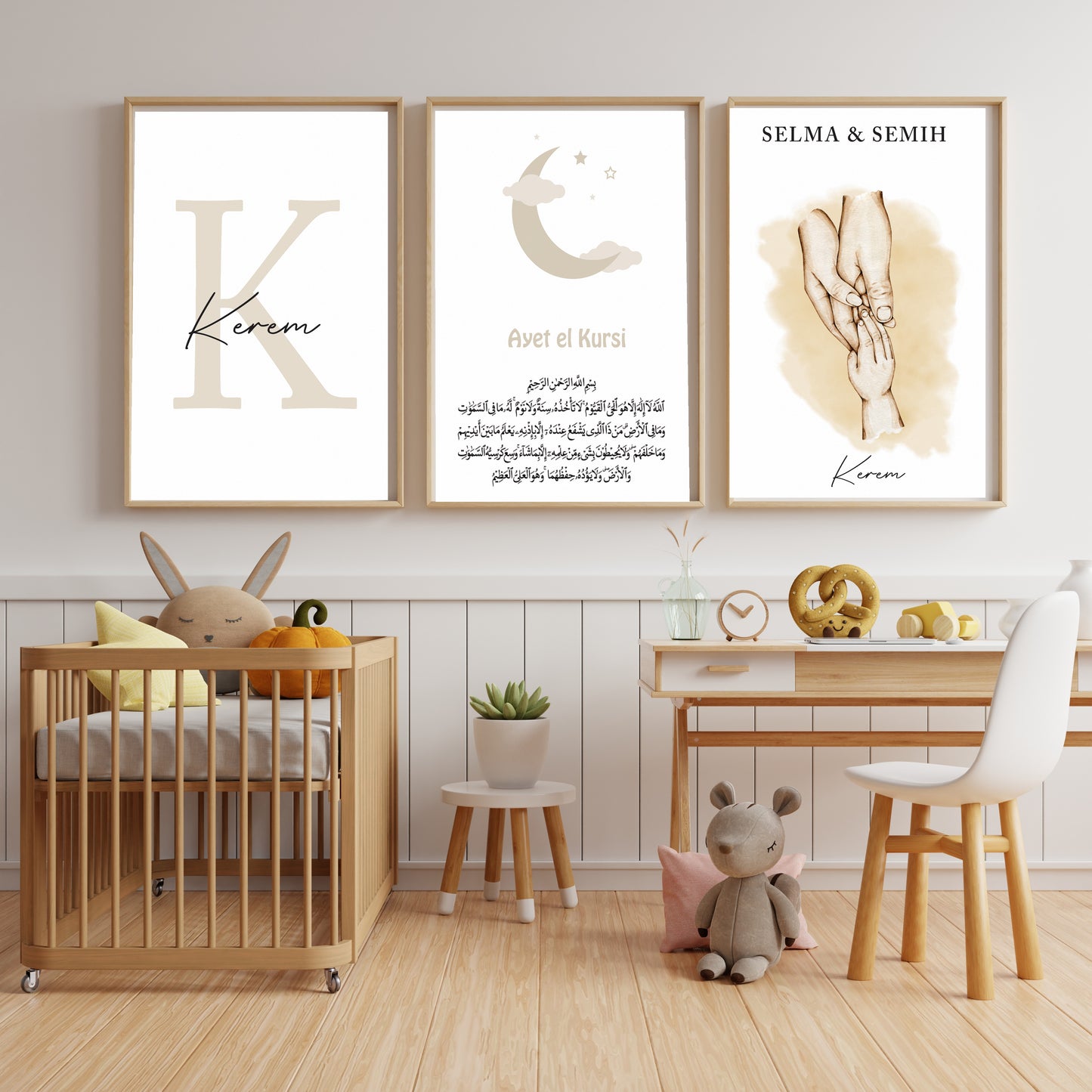 Persoonlijke babykamer posters, kinderkamer decoratie, posters met-naam, islamitische teksten, Ayet el Kursi poster, babykamer kunst, gepersonaliseerde muurdecoratie, kinderkamer interieur, babykamer inspiratie, handgetekende illustraties.