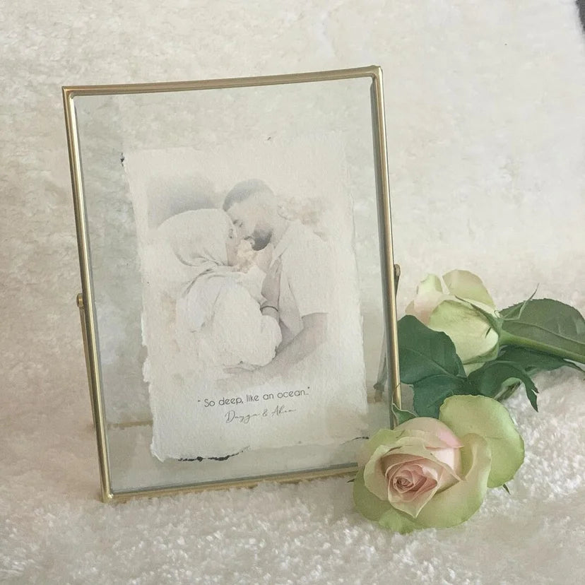 Gepersonaliseerde fotolijst met foto en tekt voor je geliefde op handgeschepte papier