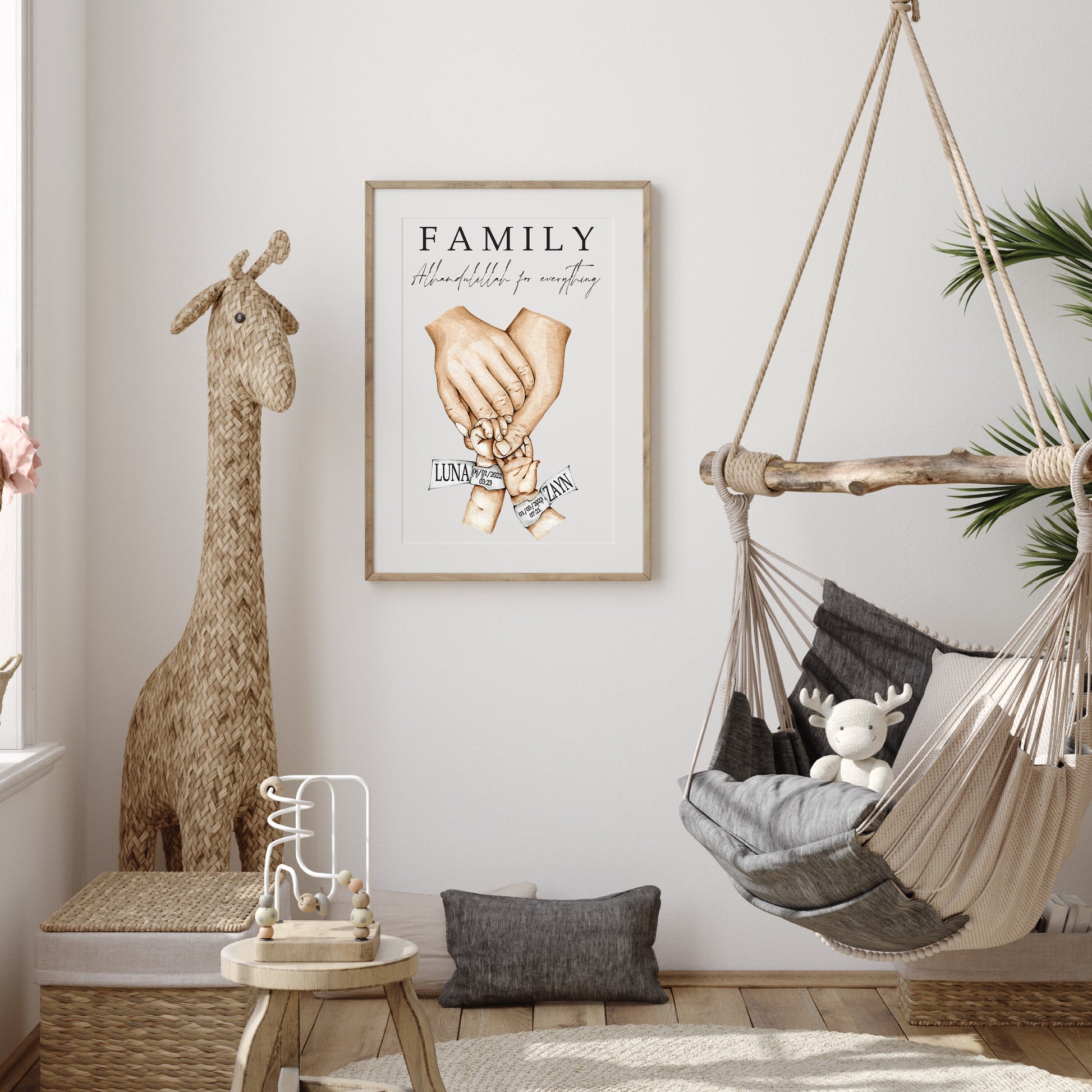 Gepersonaliseerde fotolijst met handjes van familie op handgeschepte papier Gepersonaliseerde poster met handjes - new born cadeau - familie poster - kraam cadeau - ouders met kinder handjes - baby habdjes met hun ouders - new born cadeau - pasgeboren baby kado - familie met baby handjes -